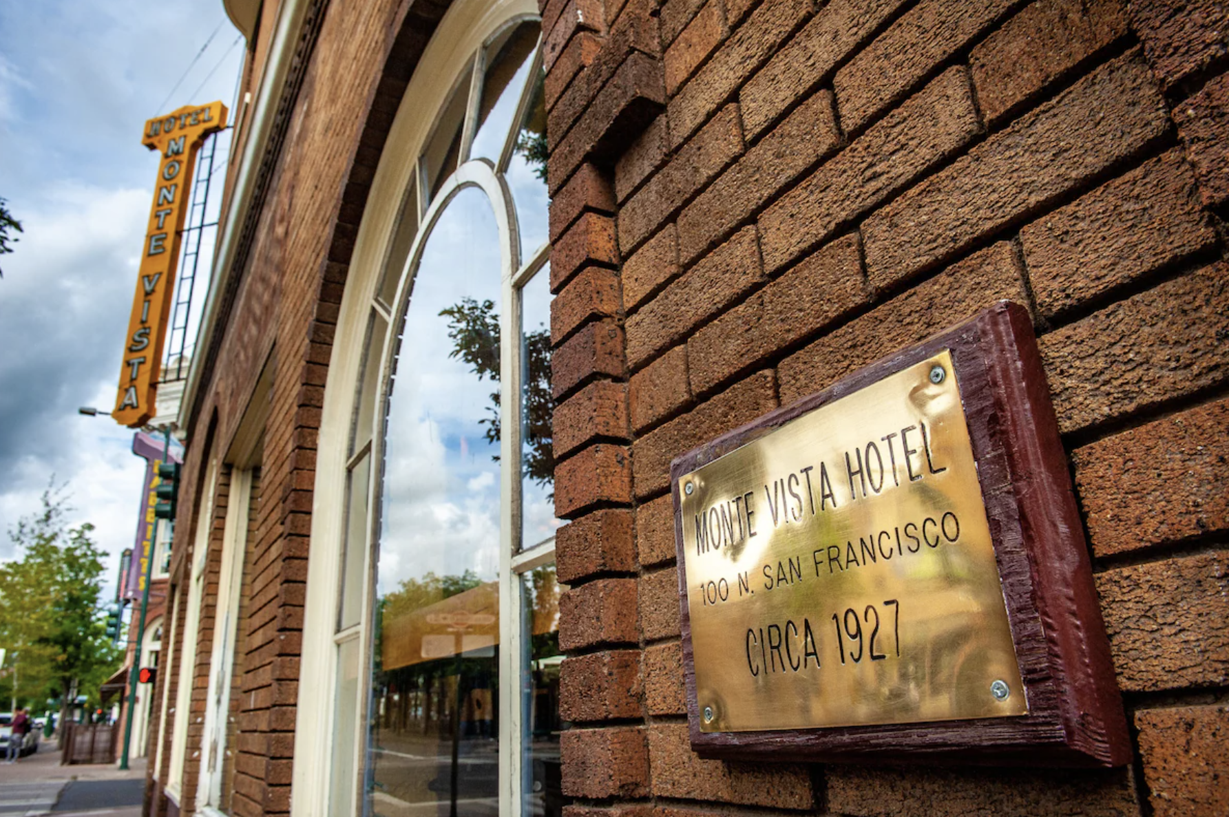 photo of a histroic hotel in flagstaff